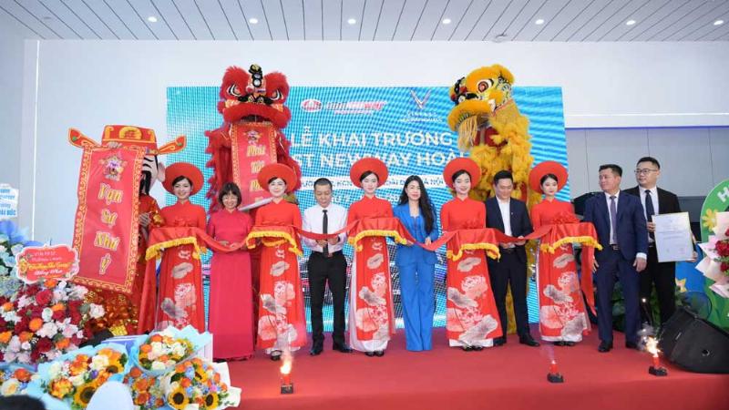 Hình ảnh múa lân sư rồng sôi động trong buổi lễ khai trương cửa hàng mới tại Việt Nam, mang ý nghĩa may mắn và thịnh vượng