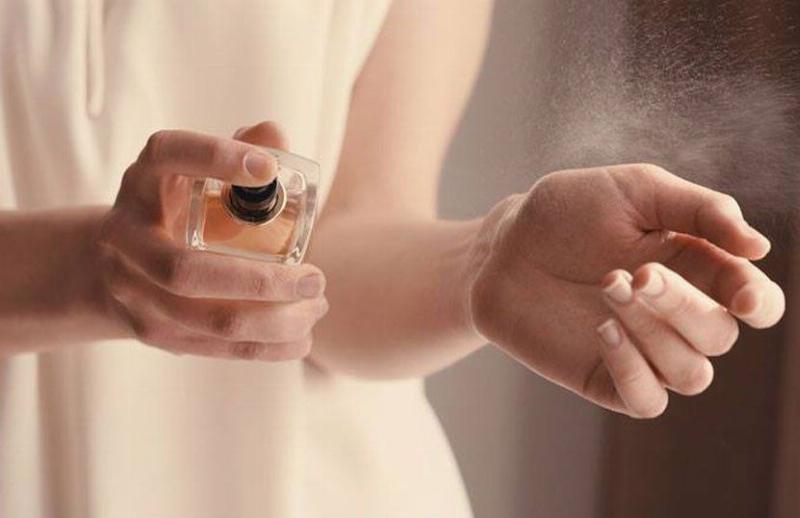 Lợi ích của nước hoa nữ thơm lâu