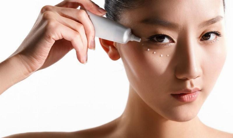 hướng dẫn cách sử dụng kem trị thâm mắt hiệu quả