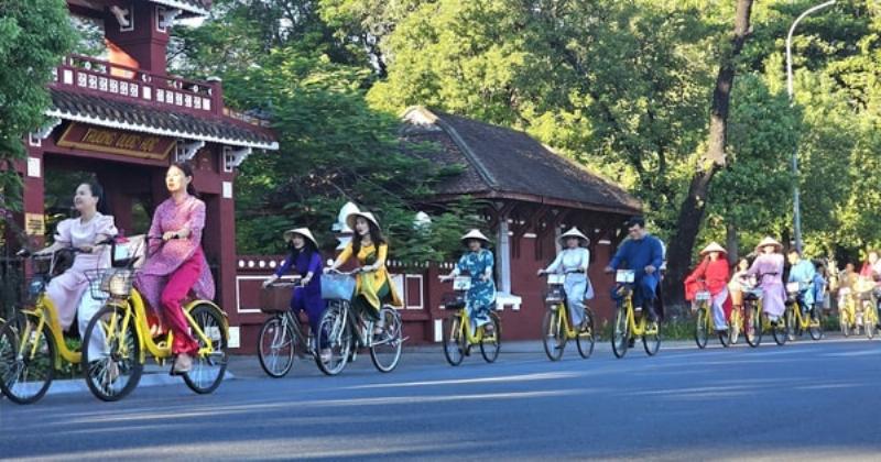 Hình ảnh tổng hợp các loại trang phục truyền thống Việt Nam như áo dài, áo bà ba, áo tứ thân, và trang phục dân tộc