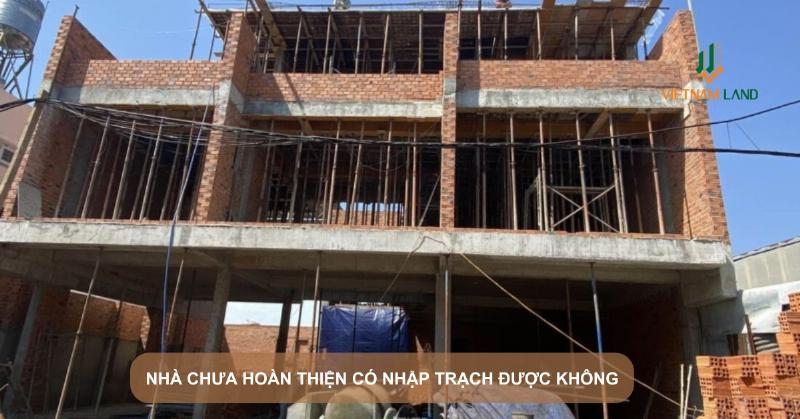 Bàn thờ tạm hoặc bếp tạm trong không gian nhà chưa hoàn thiện