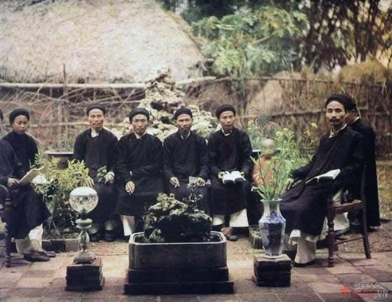 Người phụ nữ Việt duyên dáng trong tà áo dài truyền thống, đang nhẹ nhàng cài cúc áo
