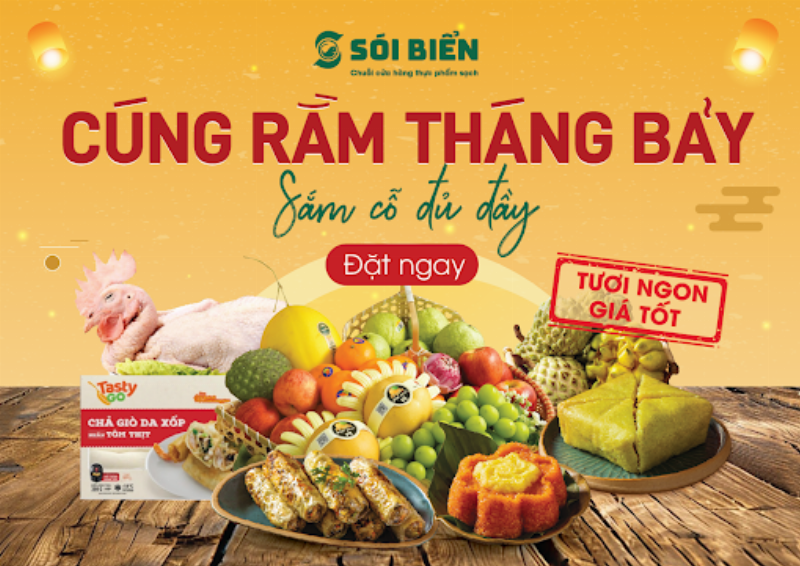 Mâm cúng cô hồn ngoài trời đầy đủ với cháo trắng, xôi chè, hoa quả và vàng mã