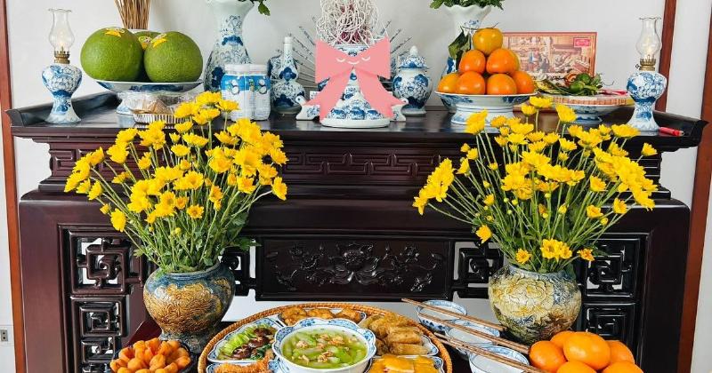 Mâm cúng tất niên truyền thống với đầy đủ lễ vật cúng cuối năm được bày biện trang trọng.