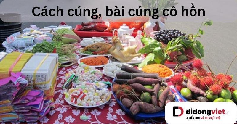 Người phụ nữ đọc văn khấn cúng cô hồn ngoài trời trước mâm lễ