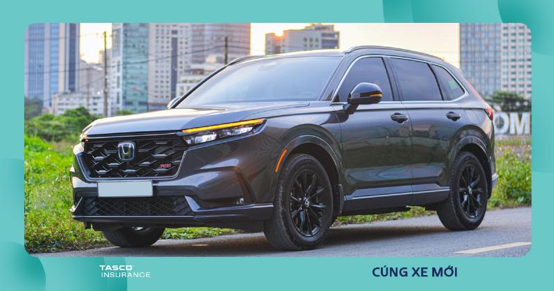 Người thực hiện nghi thức lễ cúng xe ô tô mới với lòng thành kính